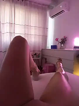 Snapshot of LauraDelightX chatting on 06/26/26, 06:40 LauraDelightX online show from 06/26/26, 06:40