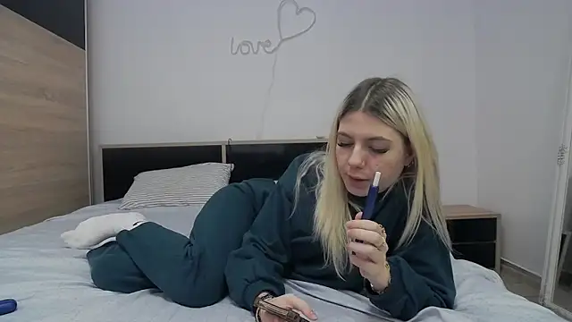 KaylaBloom online show from 05/05/26, 11:02