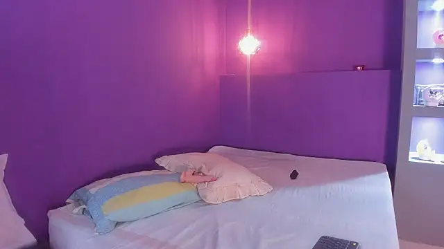 zoe henderson online show from 04/08/26, 03:06