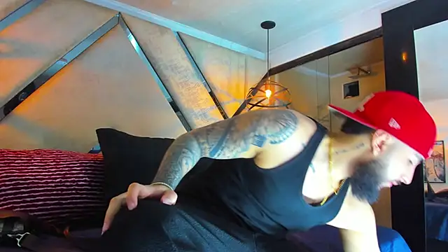 Snapshot of SantiagoHincapiie chatting on 02/25/26, 04:22 SantiagoHincapiie online show from 02/25/26, 04:22