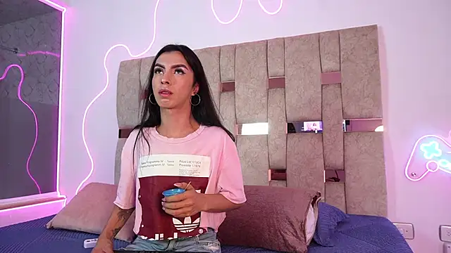 Fernanda thail  online show from 04/13/26, 07:30