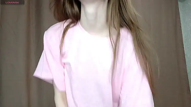 Snapshot of LeslieShay chatting on 02/24/26, 05:33 LeslieShay online show from 02/24/26, 05:33