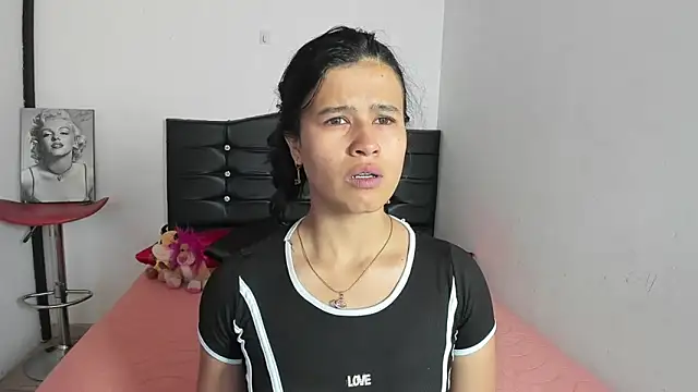 LatinaQueen23 online show from 04/15/26, 03:30