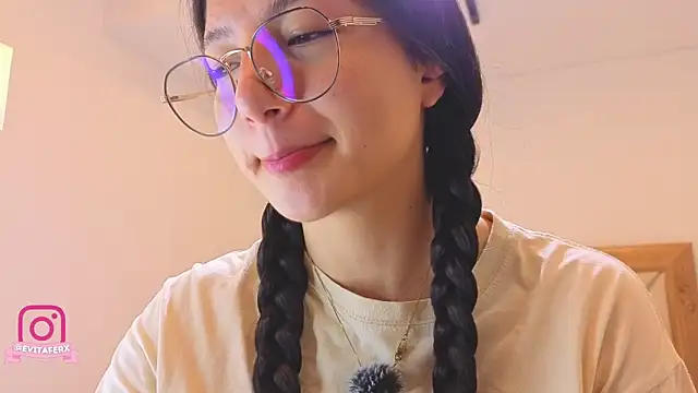 Snapshot of eva_depp_ chatting on 05/19/26, 10:32 eva depp online show from 05/19/26, 10:32
