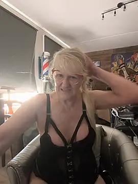 Heidiblueeyes online show from 06/25/26, 08:41