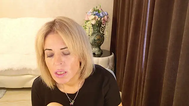 Snapshot of NellyBloom chatting on 07/17/26, 01:18 NellyBloom online show from 07/17/26, 01:18