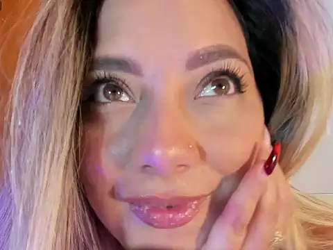 Snapshot of FoxxySweet chatting on 04/14/26, 02:23 FoxxySweet online show from 04/14/26, 02:23