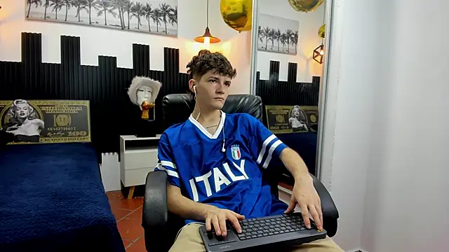 Snapshot of trevor_mob chatting on 06/17/26, 04:30 trevor mob online show from 06/17/26, 04:30