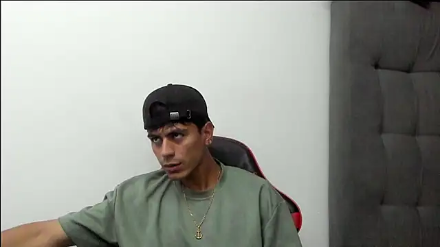 Snapshot of newblood-04 chatting on 03/01/26, 01:40 newblood-04 online show from 03/01/26, 01:40