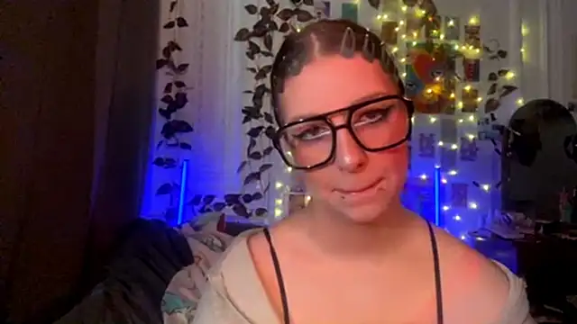 Snapshot of moonvampiq chatting on 03/01/26, 03:25 moonvampiq online show from 03/01/26, 03:25