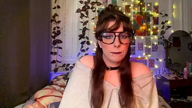 Snapshot of moonvampiq chatting on 03/04/26, 06:03 moonvampiq online show from 03/04/26, 06:03