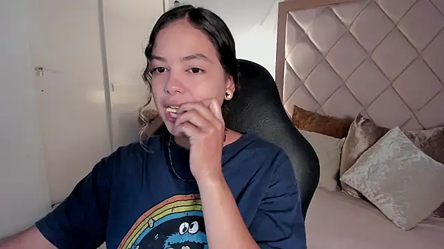 dulce lyraa1 online show from 04/15/26, 03:57