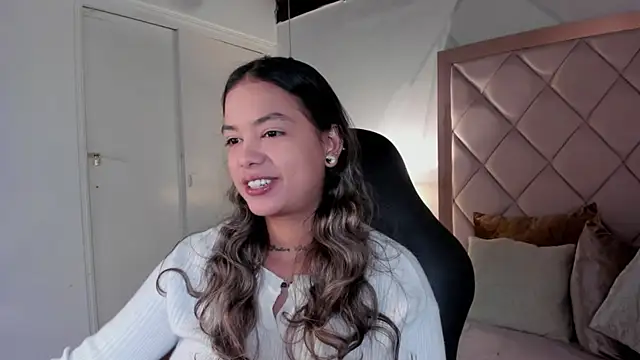 dulce lyraa1 online show from 04/16/26, 04:13