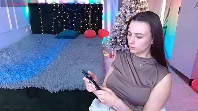 Vivian Wee online show from 02/27/26, 09:15