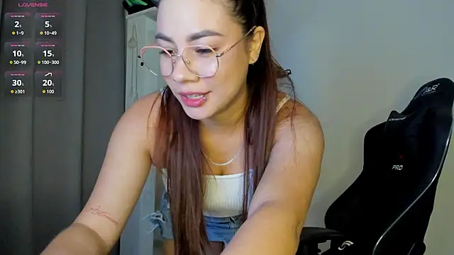 Snapshot of Lizziegrey001 chatting on 03/18/26, 02:15 Lizziegrey001 online show from 03/18/26, 02:15