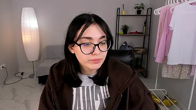 Snapshot of Bell_Menis chatting on 03/17/26, 11:46 Bell Menis online show from 03/17/26, 11:46