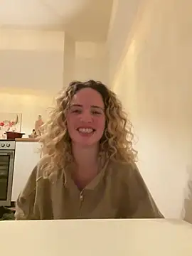 Snapshot of curlyirishgirl chatting on 03/01/26, 04:03 curlyirishgirl online show from 03/01/26, 04:03