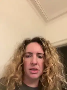 Snapshot of curlyirishgirl chatting on 03/02/26, 11:00 curlyirishgirl online show from 03/02/26, 11:00