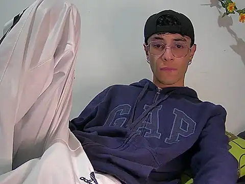 Snapshot of militoveruss2 chatting on 03/02/26, 10:44 militoveruss2 online show from 03/02/26, 10:44