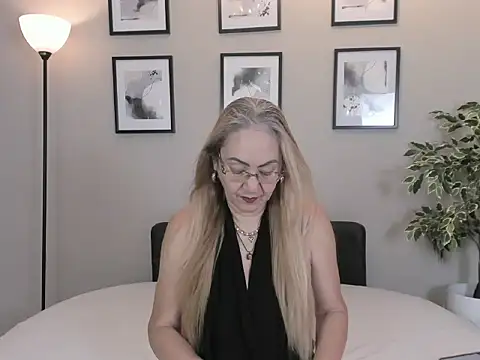 Victoria Firee online show from 04/12/26, 12:21