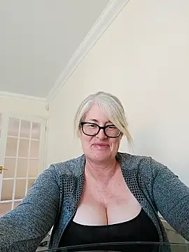 FlirtyFleur-x online show from 04/07/26, 01:22