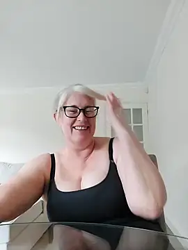 FlirtyFleur-x online show from 04/15/26, 08:10