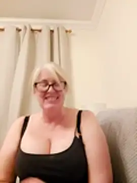 FlirtyFleur-x online show from 04/15/26, 08:09