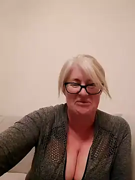 FlirtyFleur-x online show from 04/16/26, 07:47