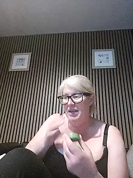 FlirtyFleur-x online show from 06/05/26, 09:20
