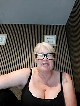 FlirtyFleur-x online show from 06/07/26, 12:53