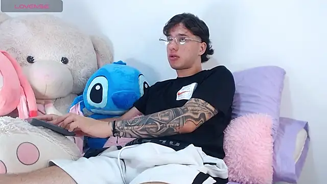EXCLUSIVE8 online show from 05/26/26, 10:39
