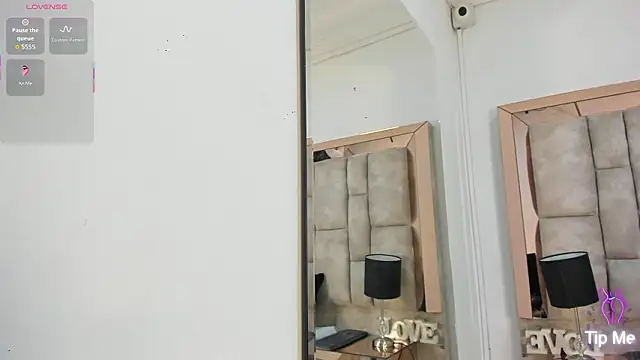 Titan Moreno  online show from 03/25/26, 12:00