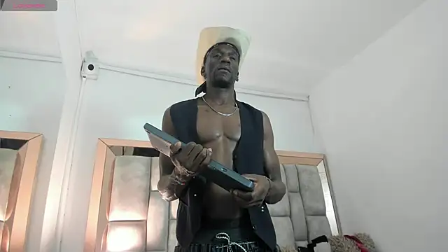 Titan Moreno  online show from 05/25/26, 12:11