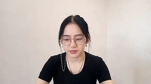 Snapshot of SolvedGlobe chatting on 04/17/26, 01:03 SolvedGlobe online show from 04/17/26, 01:03