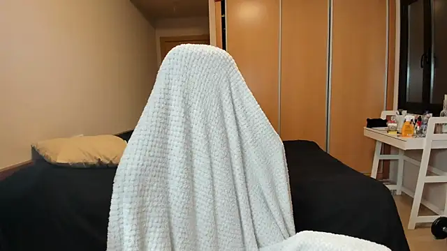 AlexaRayJoel online show from 04/10/26, 07:35