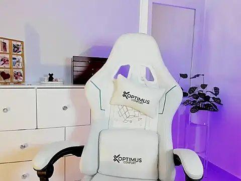 Snapshot of julietha_miller chatting on 04/07/26, 04:40 julietha miller online show from 04/07/26, 04:40