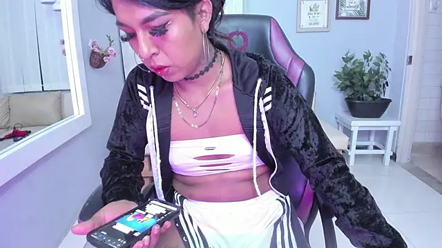 Nahomy Collins  online show from 05/25/26, 08:04