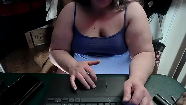 Snapshot of smalltowntrouble chatting on 04/14/26, 01:22 smalltowntrouble online show from 04/14/26, 01:22