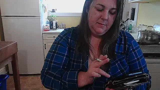 Snapshot of smalltowntrouble chatting on 04/15/26, 01:40 smalltowntrouble online show from 04/15/26, 01:40