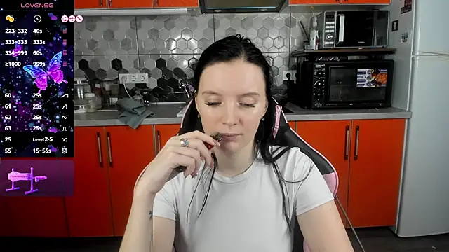 Snapshot of Mary_Blu chatting on 01/17/25, 01:47 Mary Blu online show from 01/17/25, 01:47