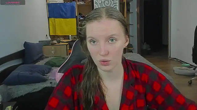 Snapshot of Mary_Blu chatting on 12/04/25, 01:20 Mary Blu online show from 12/04/25, 01:20