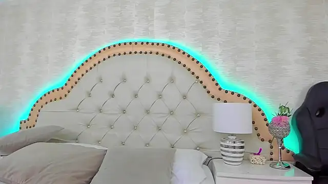 EllaEvanzz online show from 04/18/26, 01:26