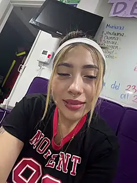 ManuelaVeeleez online show from 03/25/26, 08:20