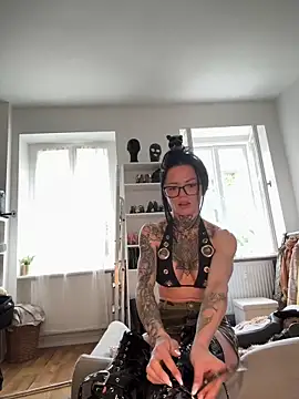 SkinnyLilly online show from 06/04/26, 09:59