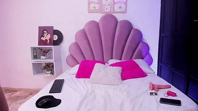 RosieCharm online show from 04/06/26, 10:22