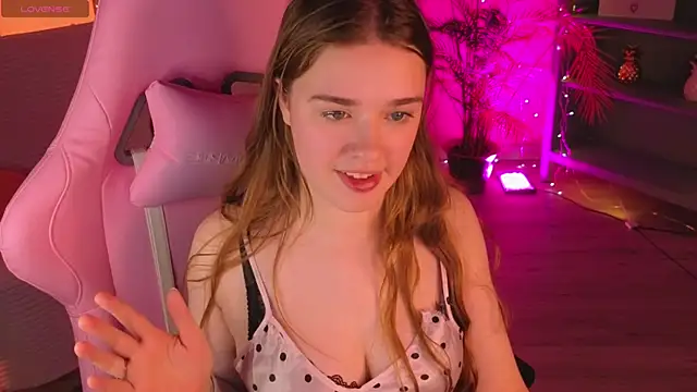 TiffanyVex online show from 04/18/26, 07:58