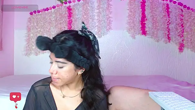 Zoe Axel1 online show from 04/04/26, 07:33