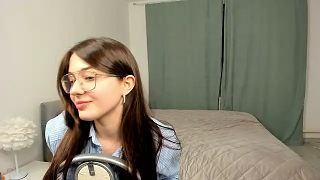 Snapshot of LareeGuzzo chatting on 03/11/26, 06:14 LareeGuzzo online show from 03/11/26, 06:14