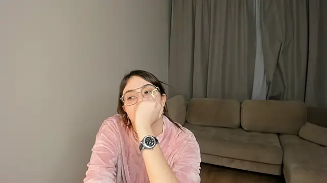 Snapshot of LareeGuzzo chatting on 03/18/26, 07:39 LareeGuzzo online show from 03/18/26, 07:39