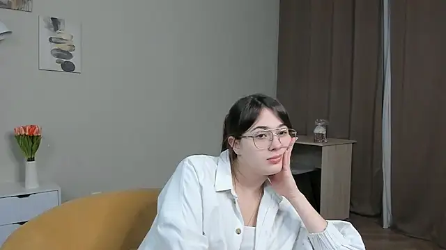 Snapshot of LareeGuzzo chatting on 04/15/26, 07:43 LareeGuzzo online show from 04/15/26, 07:43